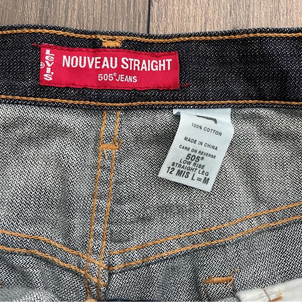 Levi Strauss & Co. Women’s 505 Jeans Nouveau Straight. - Picture 4 of 5